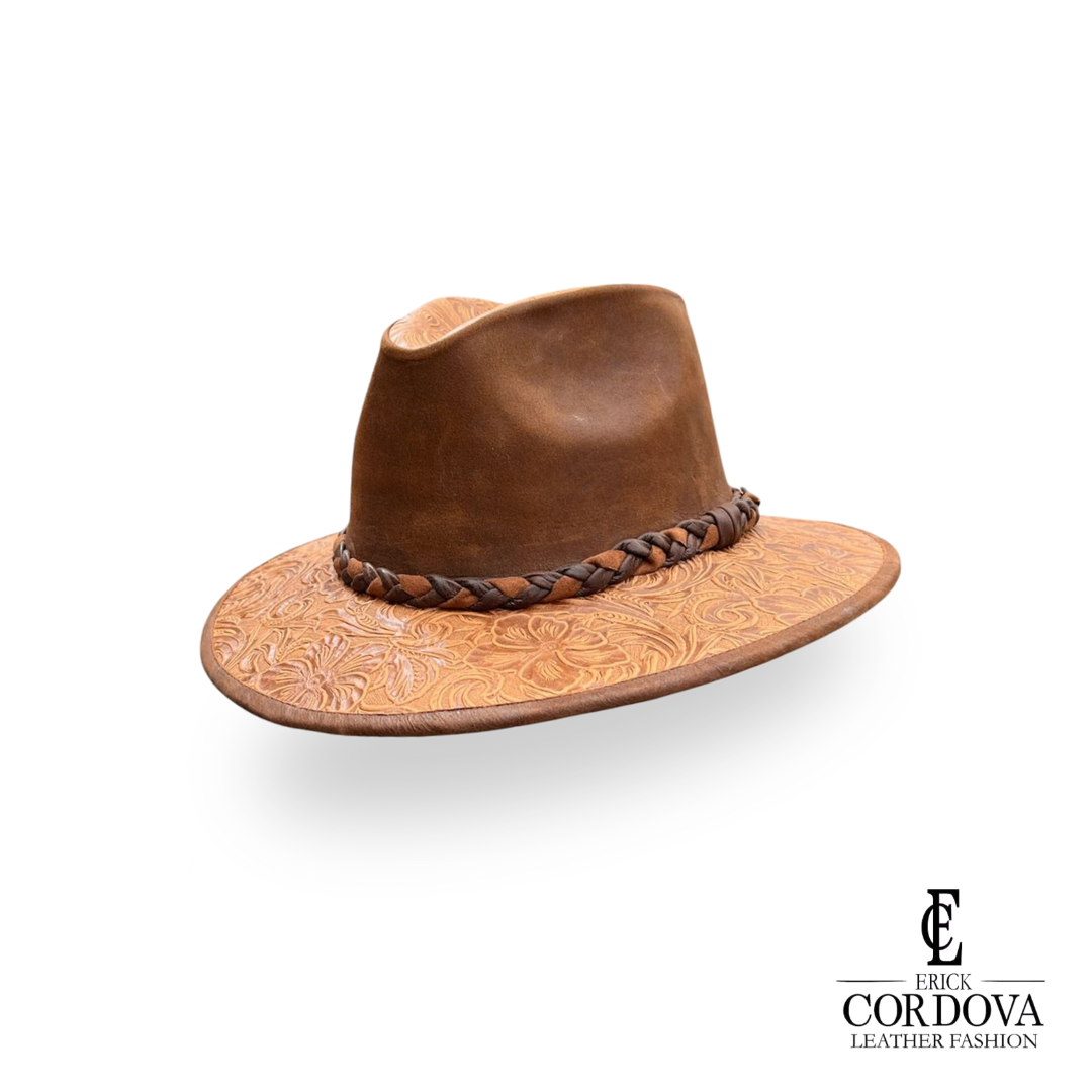 sombrero de piel con diseño floral café